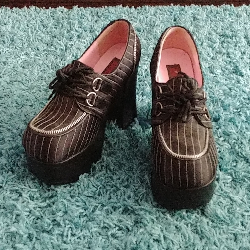 Gorgeous pinstripe shoe with cute zipper detail